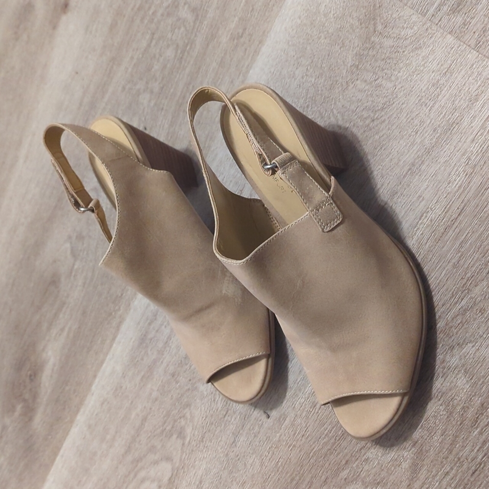 Naturalizer peep toe slingback sandal/heel